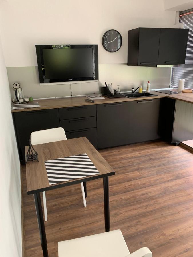 Lilia 3 Self-Check In Apartment With Hot Water Despite Prevention In The Neighborhood, Food And Drink Shop Open Until 10 Pm And Free Parking Area Next Ot 24 Hours Food And Drink Shop And Free Parking Area Sofia Zewnętrze zdjęcie